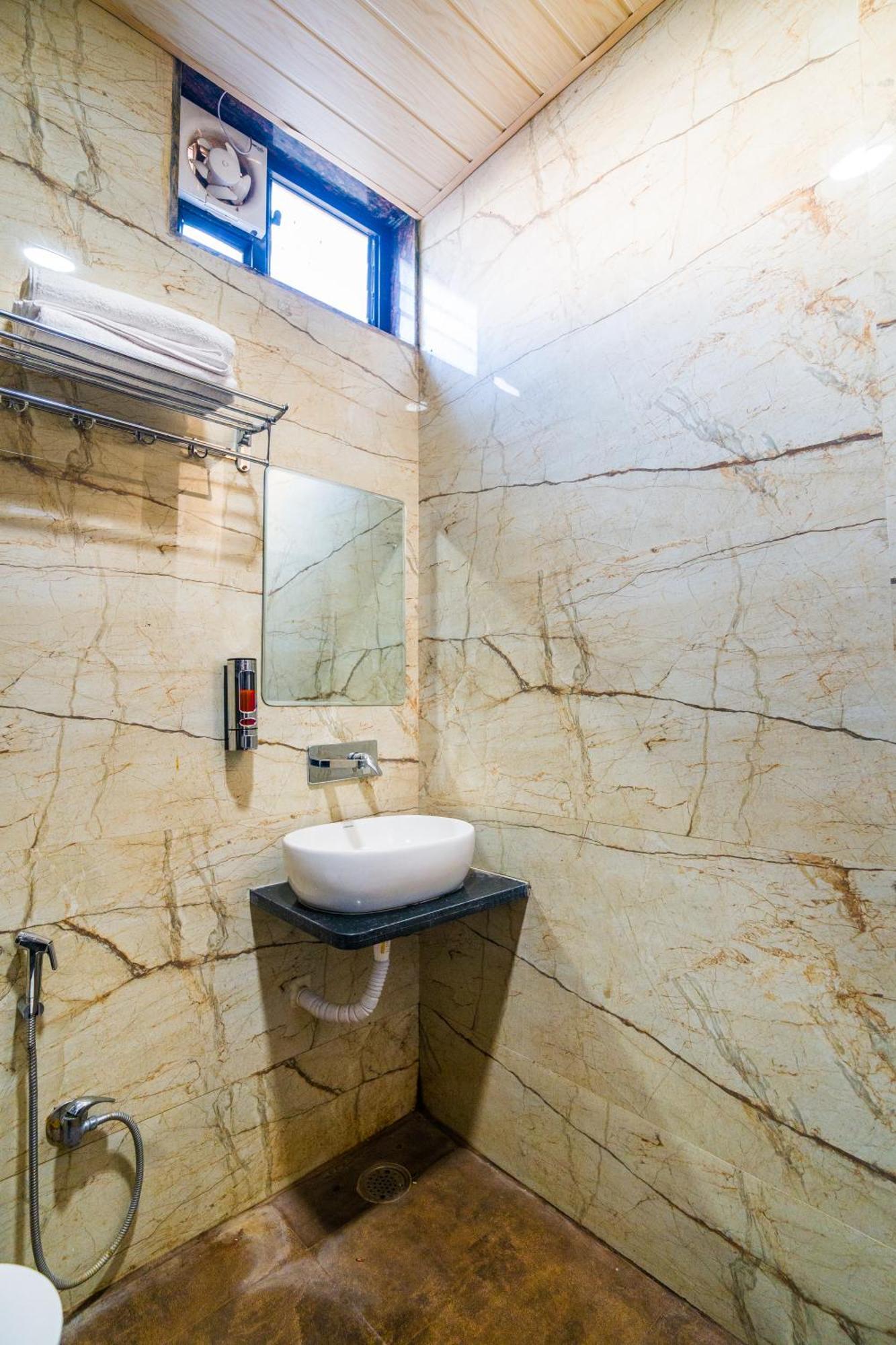 Hotel Kanha Shree By Cosmos Green Indore Oda fotoğraf